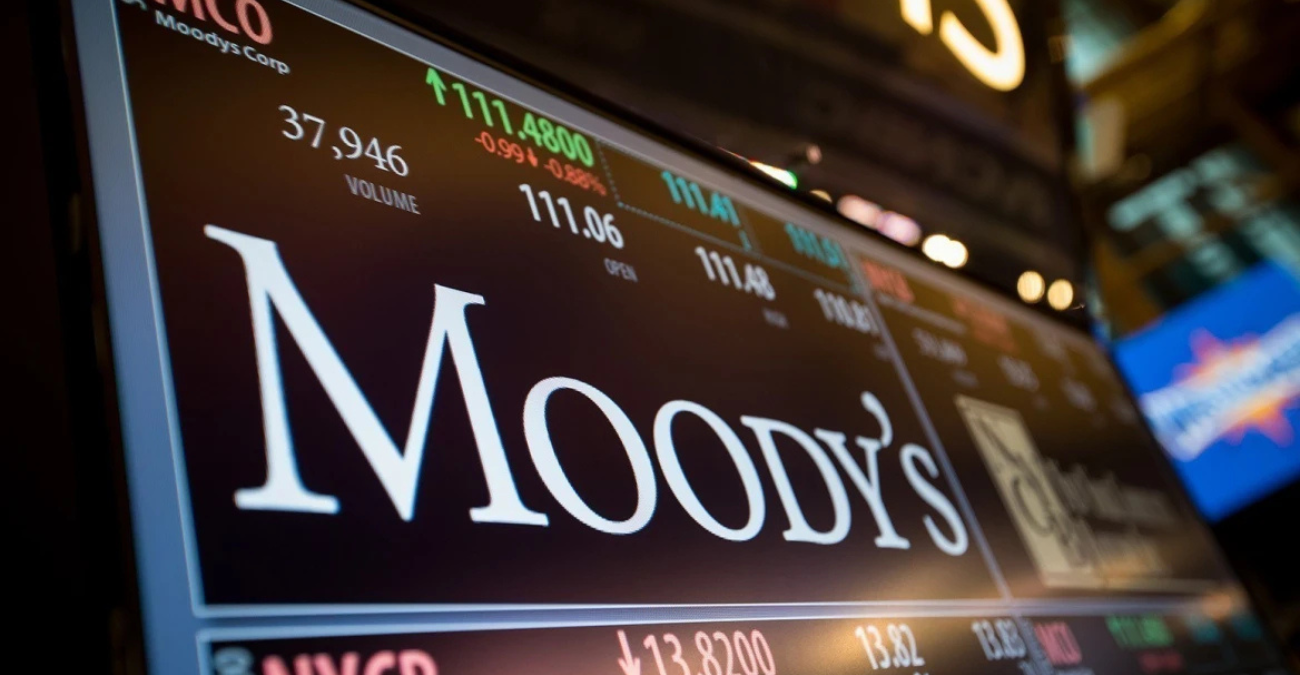 «Χαστούκι» στον Τραμπ από τη Moody's, υποβάθμισε την αμερικανική οικονομία - Ο Λευκός Οίκος τα ρίχνει στον... Ομπάμα και την Κλίντον
