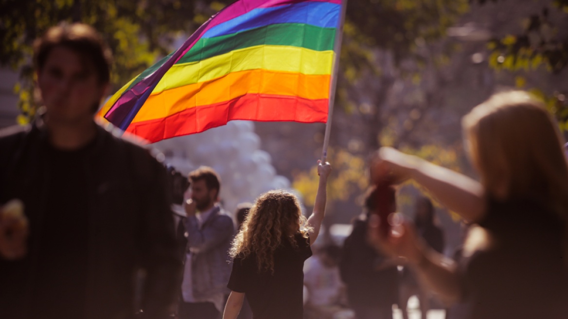 Λιγότερες διακρίσεις αλλά περισσότερη... βία αντιμετωπίζουν τα μέλη της κοινότητας ΛΟΑΤΚΙ+ στην ΕΕ