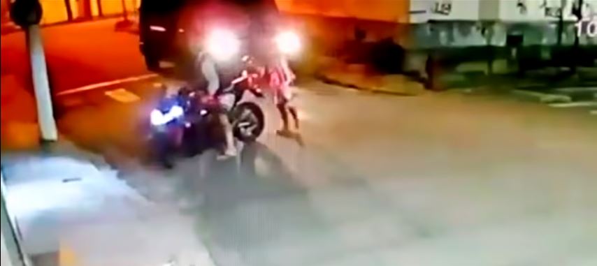 Επιχείρησαν να του κλέψουν τη μοτοσικλέτα, αλλά κατέληξαν ο ένας στο χώμα κι ο άλλος στο νοσοκομείο