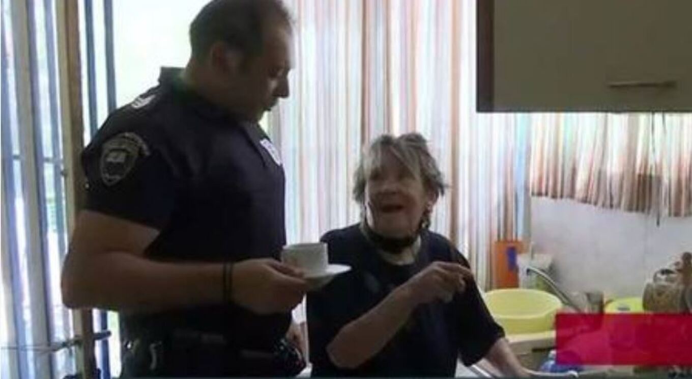 Συγκινεί η κυρία Τούλα: Έφτιαξε τελικά καφέ στους αστυνομικούς που την έσωσαν από τη φωτιά στη Φυλή - Δείτε βίντεο