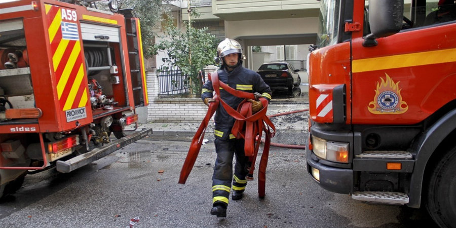 Μεγάλη φωτιά σε κτίριο στο κέντρο της Αθήνας -Απεγκλώβισαν 7 άτομα