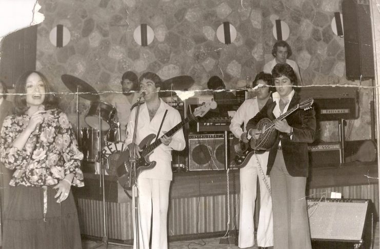 Αγνώριστη η Άννα Βίσση το 1972, όταν μαθήτρια του γυμνασίου ακόμη εμφανιζόταν στο κέντρο Miramare στη Λεμεσό - Ποιοι ήταν οι μουσικοί που τη συνόδευαν;