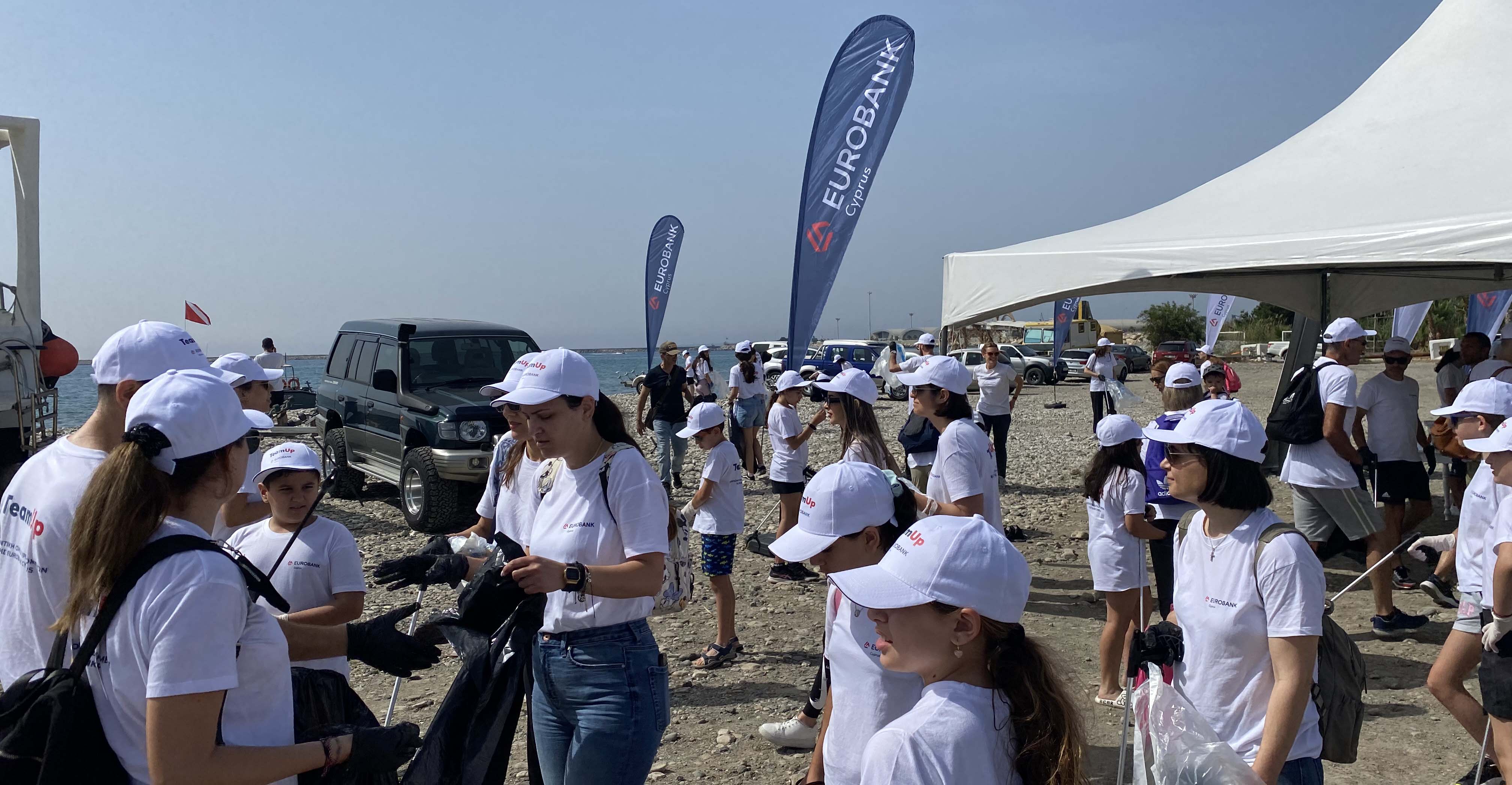 Η εθελοντική ομάδα TeamUp της Eurobank Κύπρου συνέλεξε 822 κιλά απορριμμάτων από την παραλία και τον βυθό στο Καρνάγιο της Λεμεσού