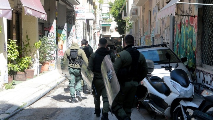 ΕΛΛΑΔΑ: Μεγάλη επιχείρηση της Aστυνομίας σε τέσσερα υπό κατάληψη κτήρια στα Εξάρχεια
