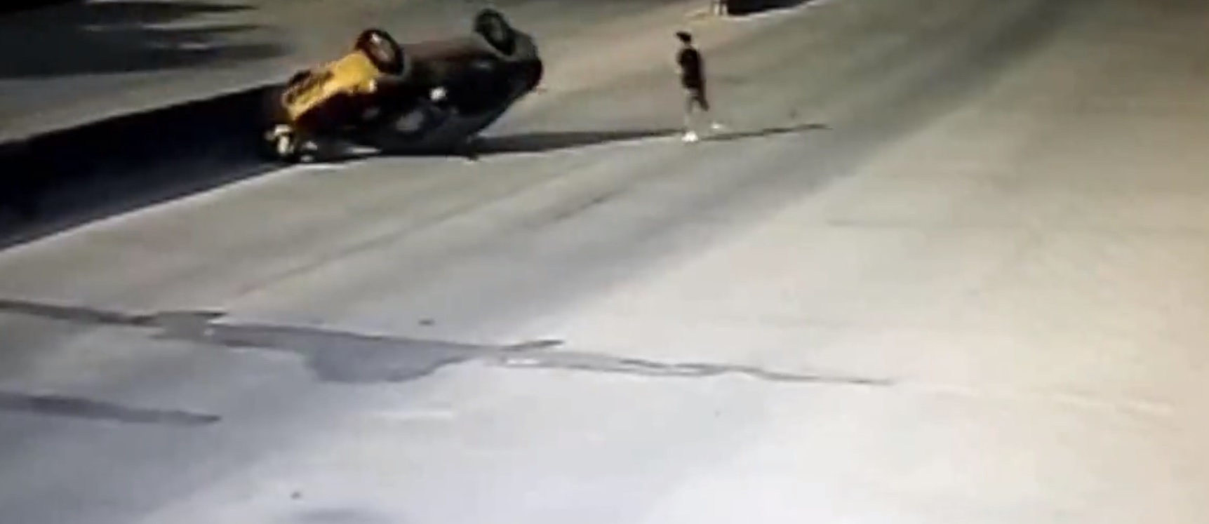 Τα αντανακλαστικά του έσωσαν τη ζωή – Όχημα ανατράπηκε και έλιωσε  διερχόμενη μοτοσικλέτα - VIDEO