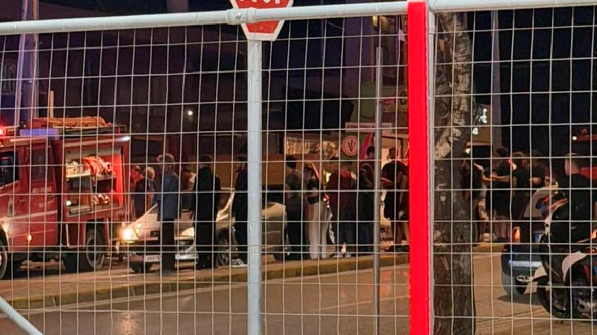 Ελλάδα: Αυτοκίνητο πέρασε στο αντίθετο ρεύμα και καρφώθηκε σε δέντρο - Δύο νεαροί τραυματισμένοι - Φωτογραφίες