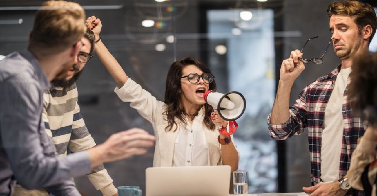 Loud quitting: Το νέο work trend που γίνεται διαρκώς πιο δημοφιλές