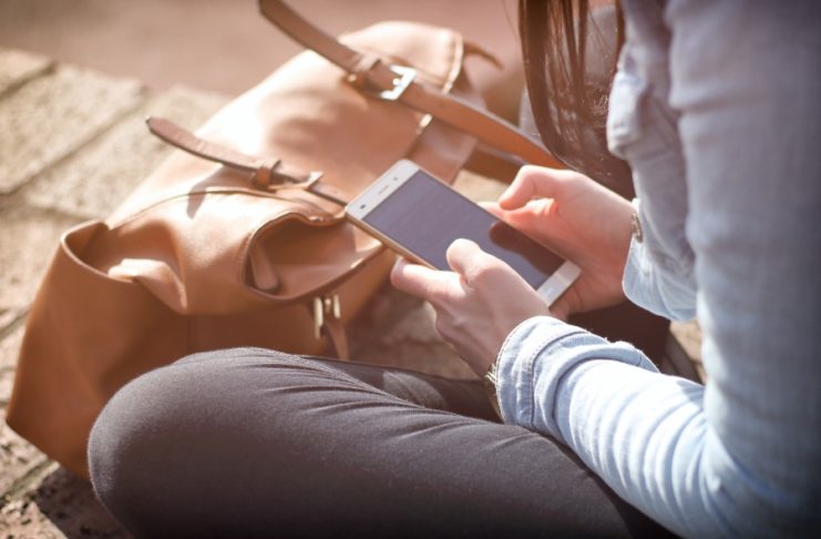 Τι είναι το «αυχενικό σύνδρομο του κινητού» – Ποια τα συμπτώματα
