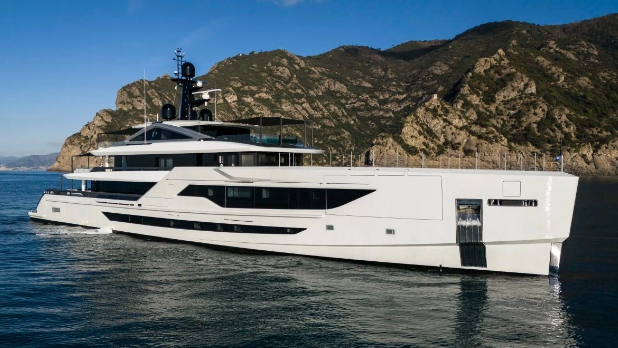 Το mega yacht που δίνει 15.000 ευρώ τον μήνα για ρεύμα και 12.000 για να μένει δεμένο