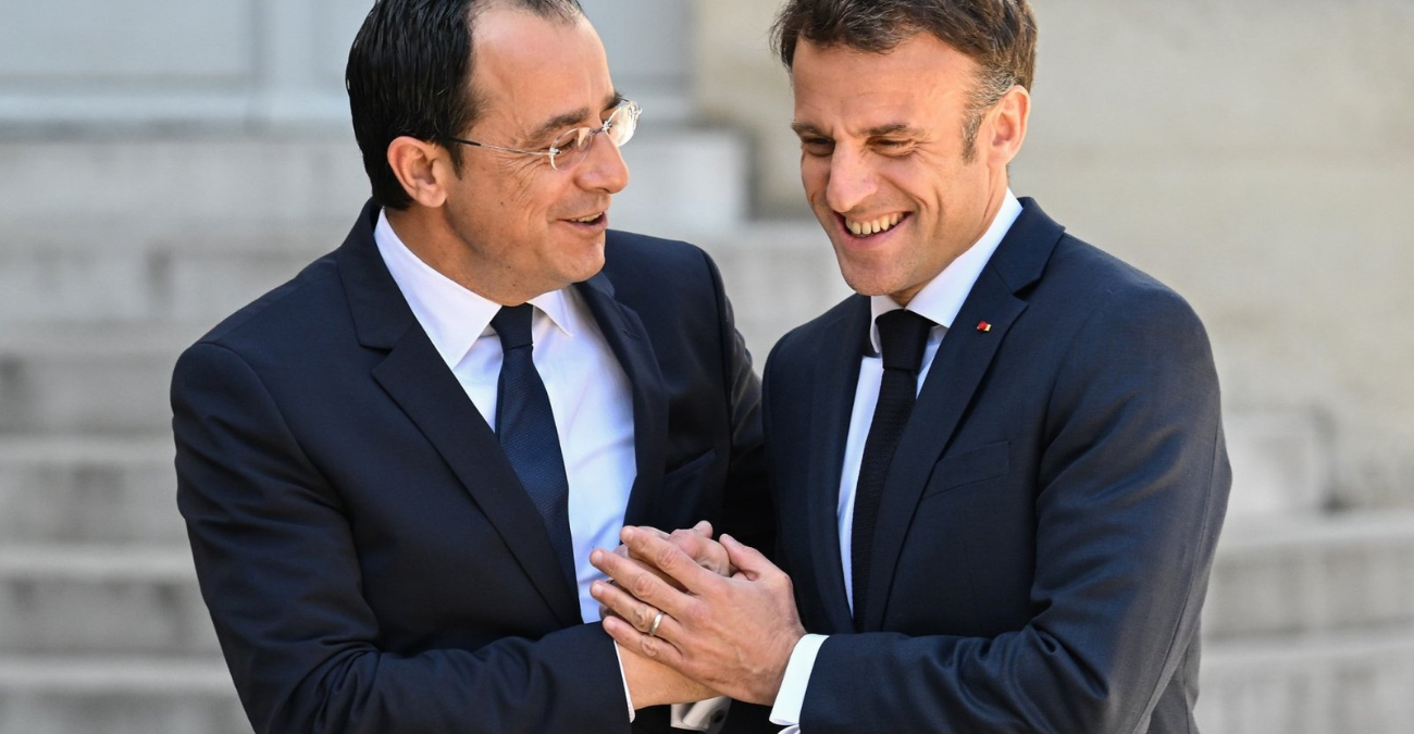 «Η αγκαλιά που ντρόπιασε τον Στάρμερ» – Τι γράφουν τα βρετανικά ΜΜΕ για Μακρόν και Χριστοδουλίδη