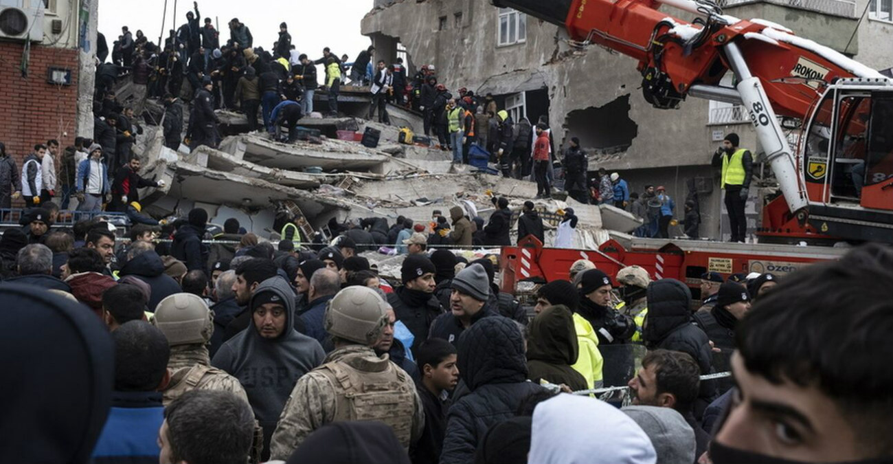 Σεισμός στην Τουρκία: Χιλιάδες κάτω από τα συντρίμμια - Θα στηθούν καταυλισμοί για τους αστέγους