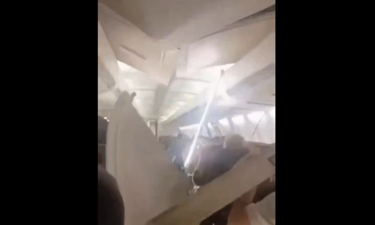 Video: Στιγμές τρόμου για επιβάτες πτήσης στο Ιράν: Η καμπίνα του αεροσκάφους άρχισε να διαλύεται