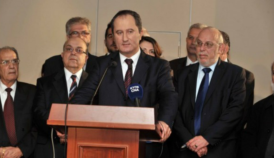 Και ο Νίκος Κατσουρίδης στο εκλογικό κέντρο του Σταύρου Μαλά – ΦΩΤΟΓΡΑΦΙΑ