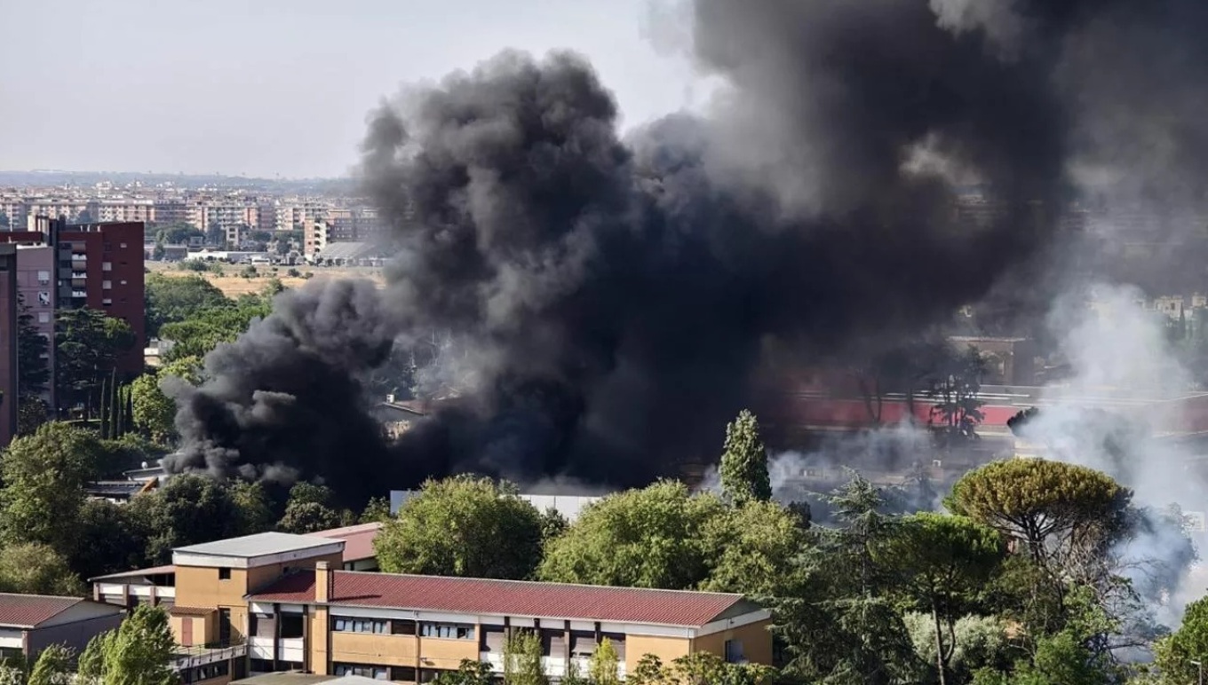 Video: Ισχυρή έκρηξη σε βενζινάδικο στη Ρώμη - Τραυματίστηκαν αστυνομικοί και πυροσβέστες, δείτε τη στιγμή της έκρηξης