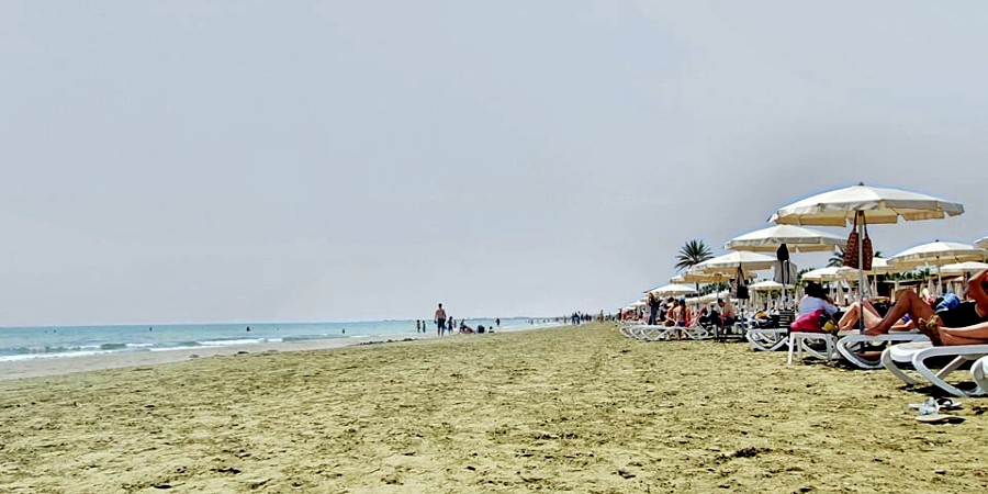 Γέμισαν οι παραλίες από τουρίστες αλλά και Κύπριους - Γενναίοι μπαίνουν στο παγωμένο ακόμη νερό - Δείτε βίντεο και φωτογραφίες
