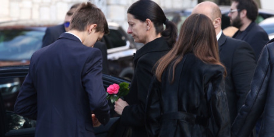Τραγικές φιγούρες η σύζυγος και τα παιδιά του Θέμου Αναστασιάδη στην κηδεία του - ΦΩΤΟΓΡΑΦΙΕΣ 