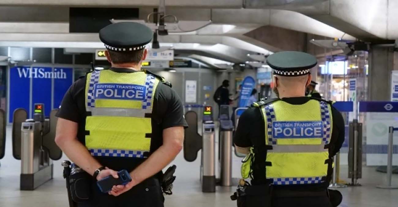 Γκάφα αστυνομικών στο Λονδίνο: Εισέβαλαν σε γκαλερί για να σώσουν άνθρωπο, τελικά αποδείχθηκε πως ήταν γλυπτό