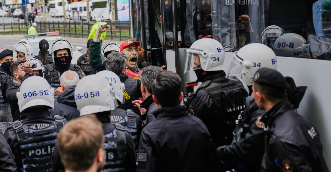 Video: Επεισόδια σε πορείες για την Πρωτομαγιά στην Κωνσταντινούπολη - Περισσότερες από 400 συλλήψεις