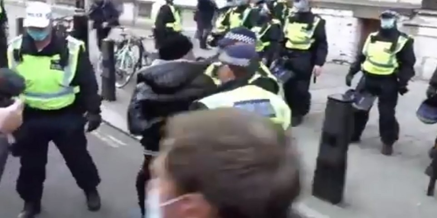Συγκρούσεις αστυνομίας – διαδηλωτών σε συγκέντρωση κατά του lockdown στο Λονδίνο