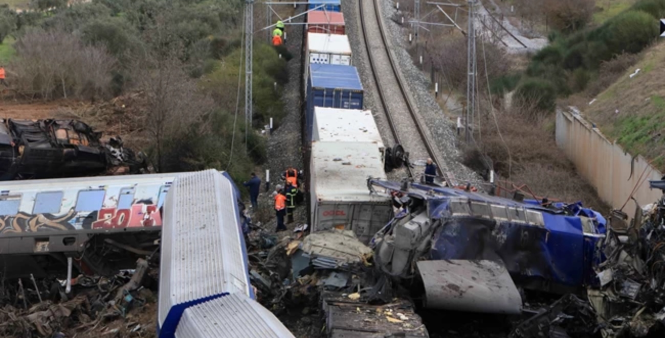 Σύγκρουση τρένων στα Τέμπη: Πατέρας οδηγού εμπορικής αμαξοστοιχίας – «Έτσι έμαθα ότι ο γιος μου είναι νεκρός»