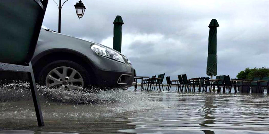 Σαρώνει η κακοκαιρία: Πάσσαλος της ΑΗΚ καταπλάκωσε όχημα - Έπεσαν δέντρα και πλημμύρισαν δρόμοι
