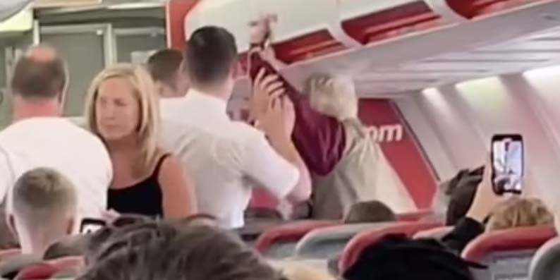 Απίθανες σκηνές σε πτήση προς Ρόδο: Γυναίκα επιτέθηκε σε αεροσυνοδό και ούρησε το κάθισμά της