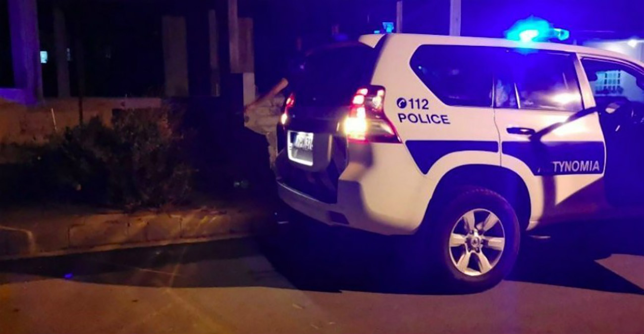 Κουκουλοφόροι επιτέθηκαν σε 23χρονο έξω από περίπτερο στη Λεμεσό - Έσπασαν περιπολικό με το ρόπαλο 