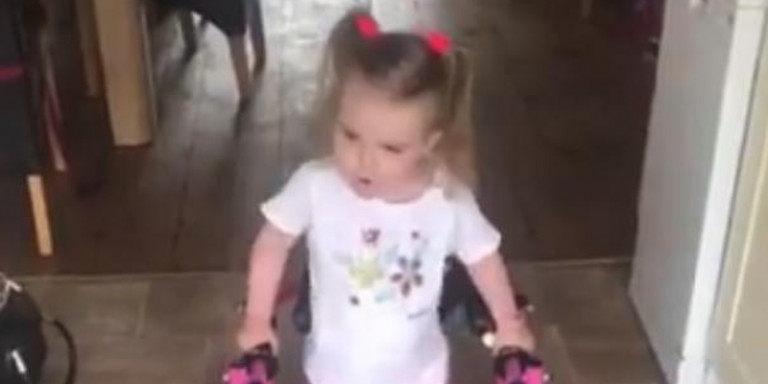 Συγκινητικό! 3χρονο κοριτσάκι έκανε τα πρώτα του βήματα- Οι γιατροί είπαν δεν θα περπατήσει –VIDEO