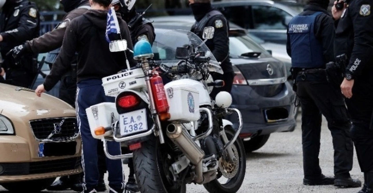 Πάτρα: 23χρονος με μαχαίρι το έσκασε από Ψυχιατρική κλινική - Έχει ταμπουρωθεί σε μπαλκόνι