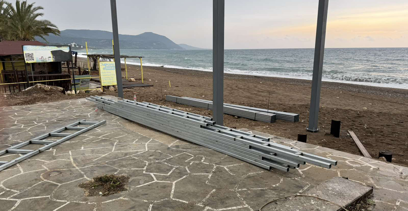 Αυθαιρεσίες με παράνομες κατασκευές σε παραλία στην Πάφο – Λόγος από Οικολόγους για εμπλοκή συγγενή πολιτικού προσώπου – Δείτε φωτογραφίες