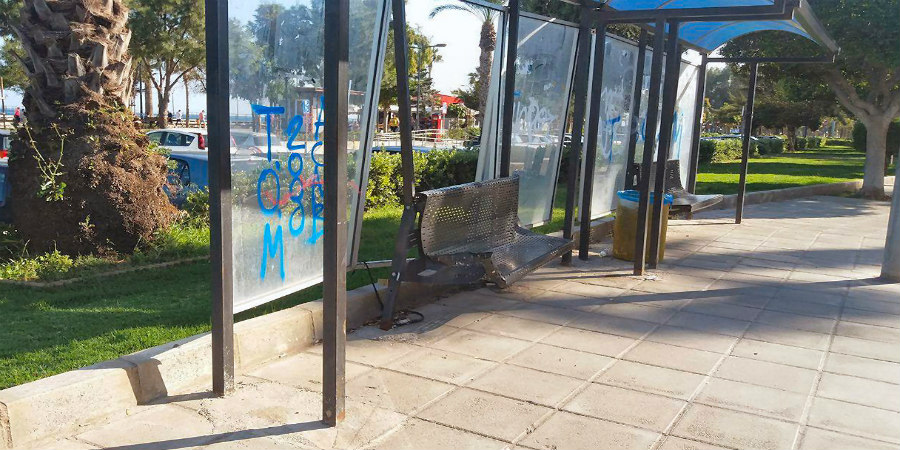 ΛΕΜΕΣΟΣ: Μέρα μεσημέρι ξήλωνε τη στάση λεωφορείου