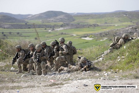 Ελλάδα και Κύπρος σε κοινή άσκηση στην Άνδρο – Σενάριο με πτώση λεωφορείου και δεκάδες τραυματίες