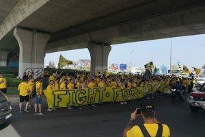 Κίτρινη ΠΟΡΩΣΗ πριν την έξοδο από τη Λεμεσό! Το πανό-σύνθημα των ΑΕΛιστών (ΦΩΤΟΓΡΑΦΙΕΣ)