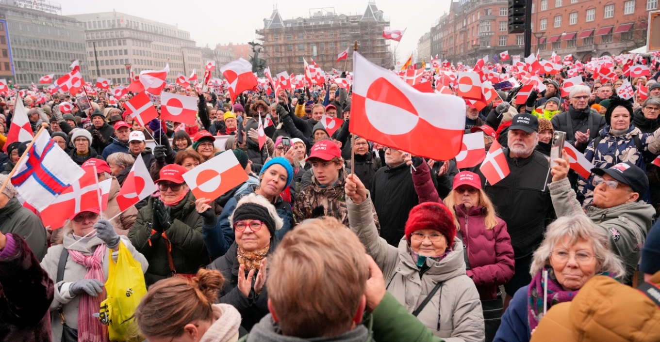 «Κάτω τα χέρια από τη Γροιλανδία»: Στους δρόμους χιλιάδες άνθρωποι στη Δανία που διαμαρτύρονται για τα σχέδια Τραμπ
