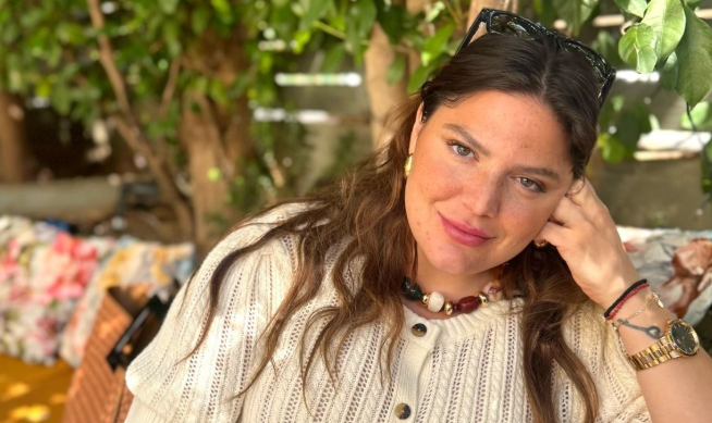 «Η ώρα η καλή» για τη Δανάη Μπάρκα – Το πρωινό μπάνιο στη θάλασσα & οι ευχές στο ποτήρι του καφέ της