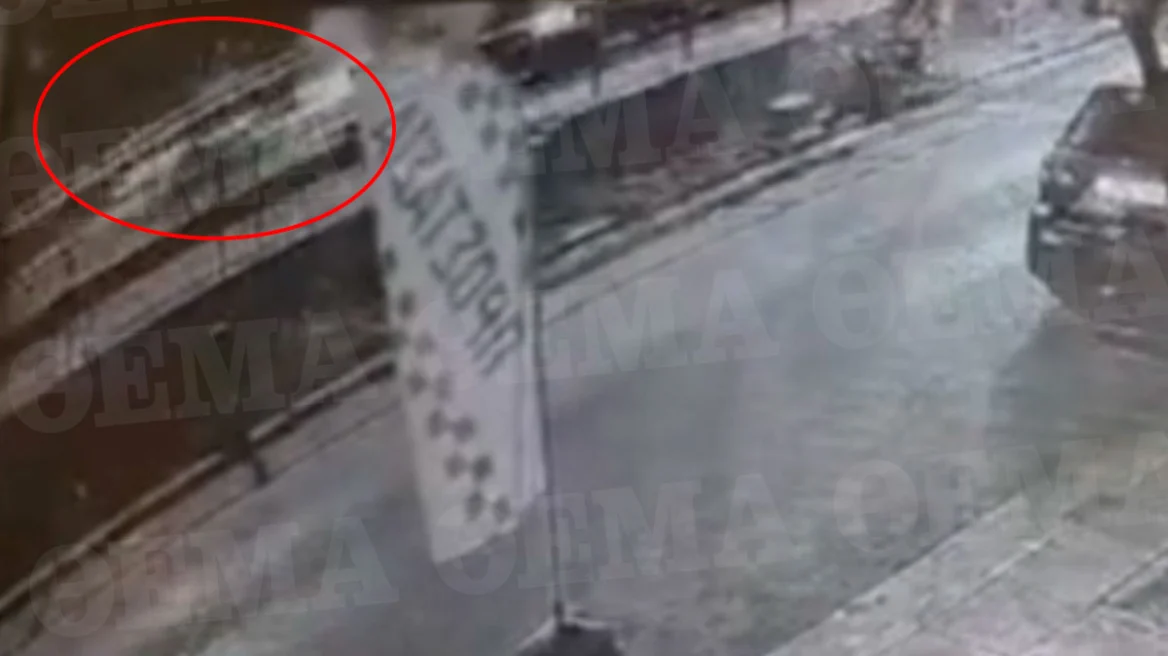 Βίντεο ντοκουμέντο από το τροχαίο στην Καλλιθέα με τον νεκρό 23χρονο - Έχασε τον έλεγχο και χτύπησε το λεωφορείο από πίσω