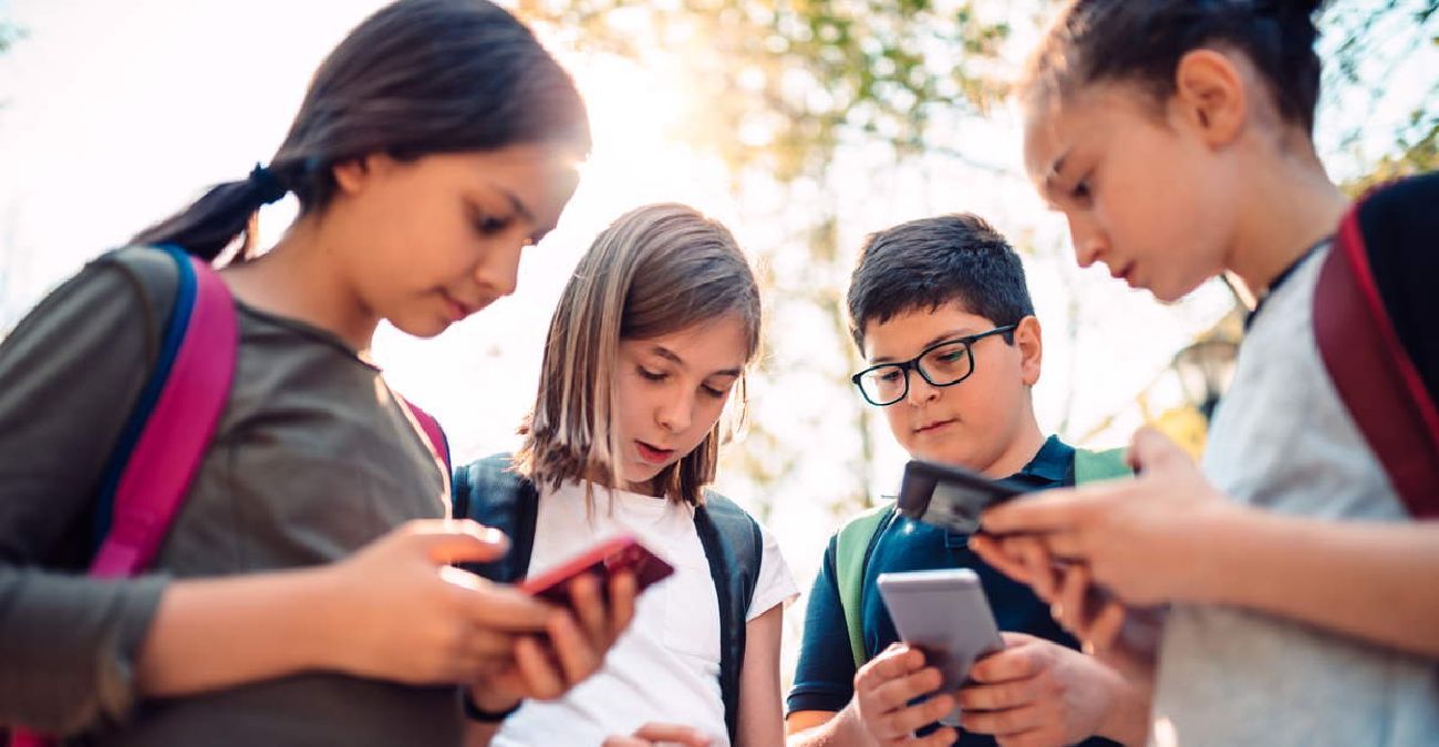 Σκέψεις για απαγόρευση κινητών στα βρετανικά σχολεία - Έρευνες δείχνουν σημάδια εξάρτησης