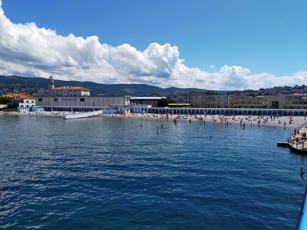H μοναδική παραλία στην Ευρώπη που χωρίζει άνδρες και γυναίκες με έναν τοίχο - Δείτε φωτογραφίες 
