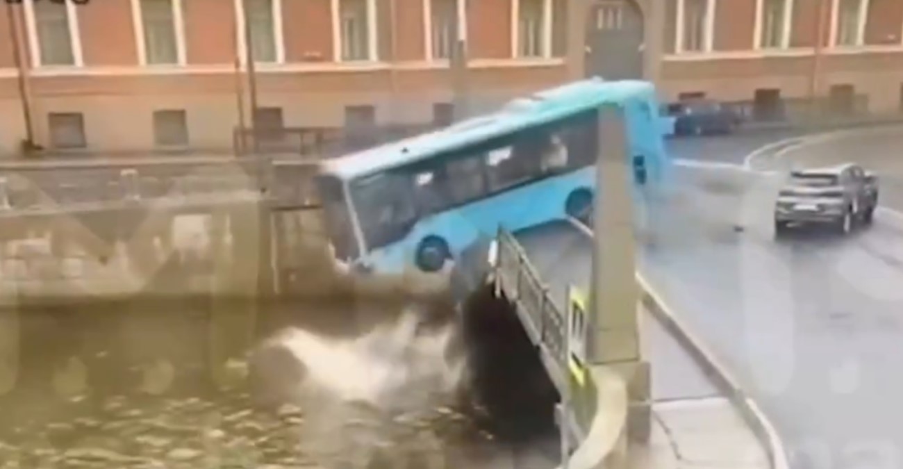Τραγωδία στη Ρωσία: Λεωφορείο με 20 επιβάτες «βούτηξε» σε ποτάμι, τουλάχιστον 4 νεκροί - Δείτε σε βίντεο την πτώση