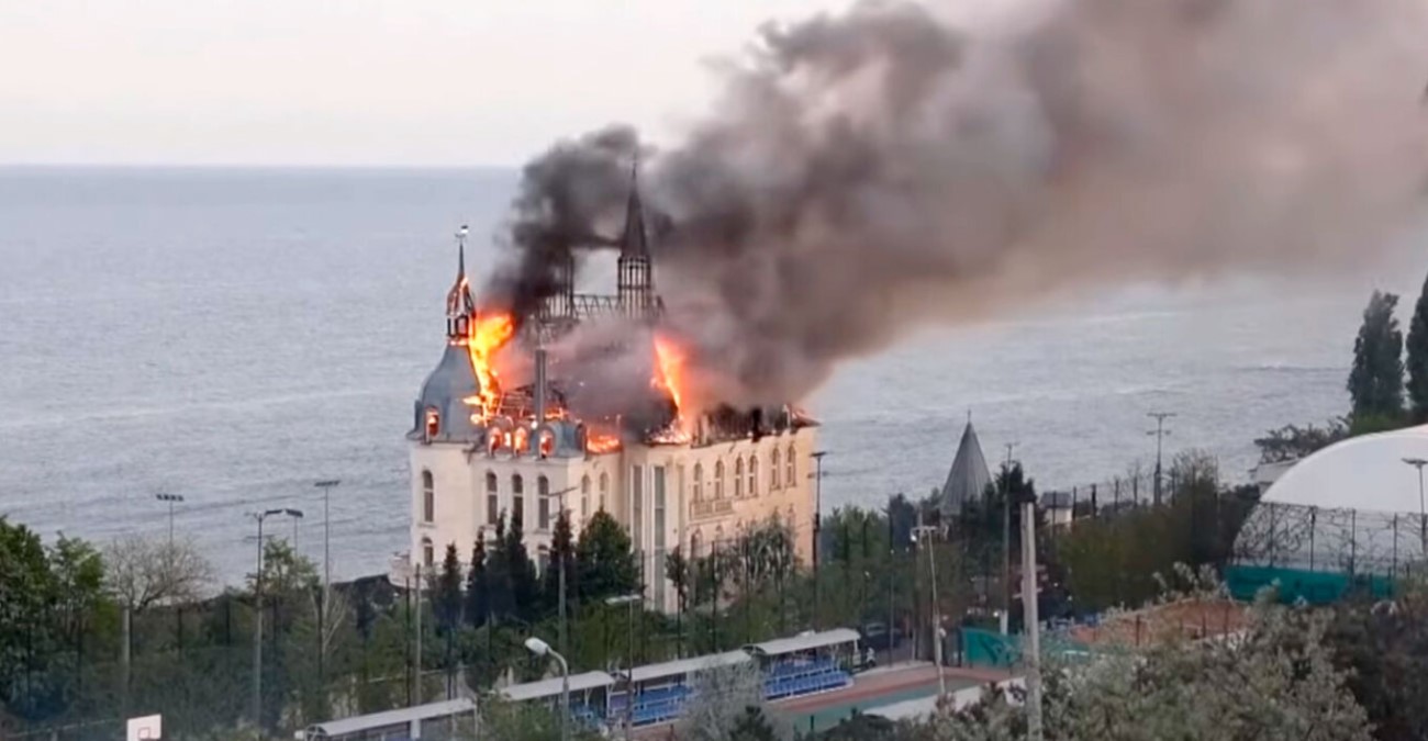 Στις φλόγες το εμβληματικό «κάστρο του Χάρι Πότερ» μετά από ρωσική επίθεση στην Οδησσό - Πέντε νεκροί, δεκάδες τραυματίες - Δείτε βίντεο
