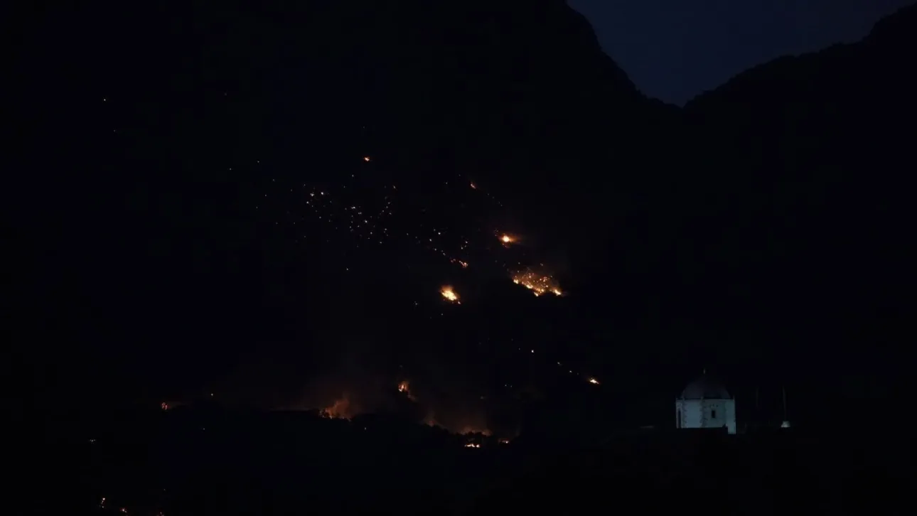 Νέα νύχτα «κόλασης» στο Ρέθυμνο: Συνεχείς αναζωπυρώσεις στην Πάρο, μέτωπα σε Άνδρο και Κάλυμνο