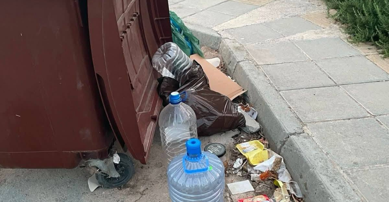Αδιανόητες εικόνες σε γνωστή περιοχή της Πάφου: Σκουπίδια, στρώματα και έπιπλα παντού