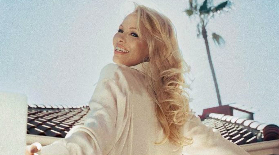 Pamela Anderson: Ποζάρει χωρίς εσώρουχο στα 55 της χρόνια (Φώτος)