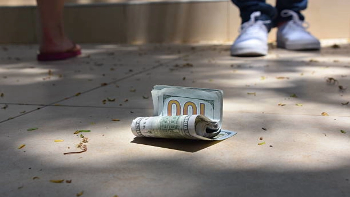 Αστυνομικό ανθρωποκυνηγητό: Έψαχναν άνδρα επειδή πήρε... 30 δολάρια που βρήκε πεταμένα στο πάτωμα