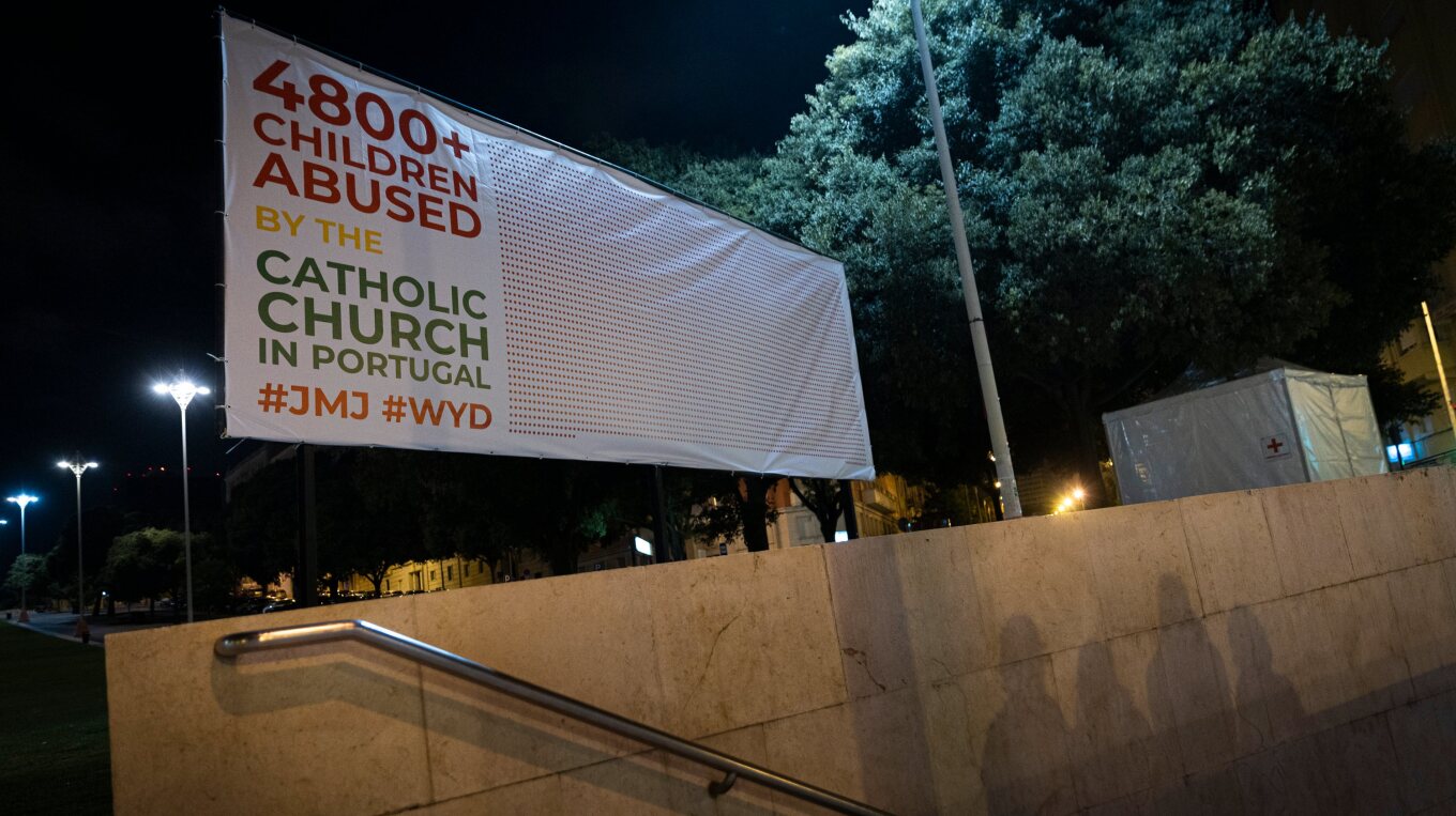 Στην Πορτογαλία ο πάπας Φραγκίσκος - Αφίσα στη Λισαβόνα καταγγέλλει τη σεξουαλική κακοποίηση παιδιών από κληρικούς