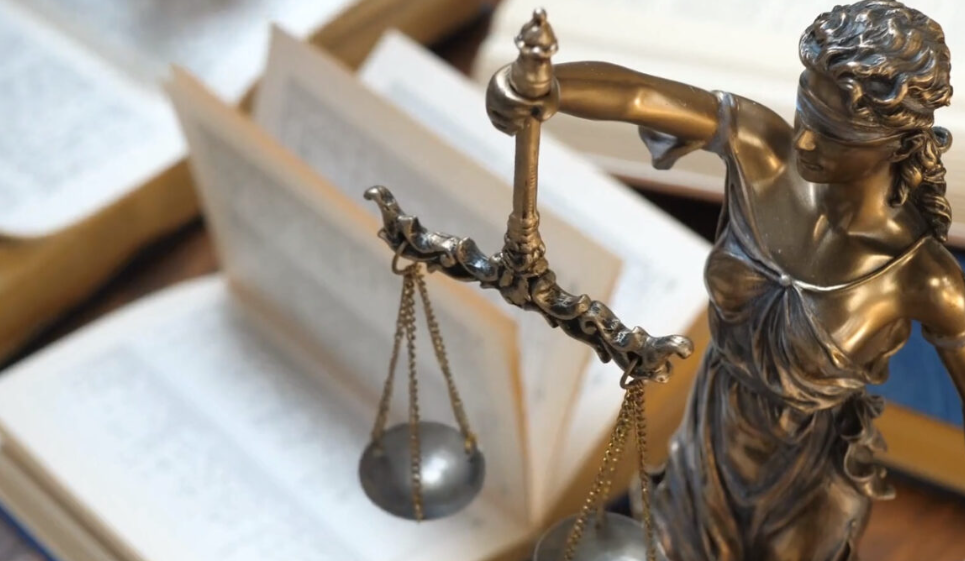 Στο κελί για πέντε χρόνια δύο πρόσωπα για ρίψη μολότοφ στην αυλή 70χρονου 