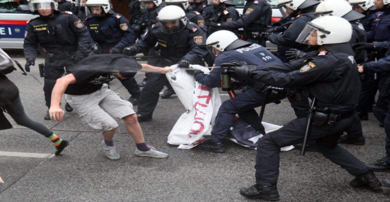 Βιέννη: Επεισόδια και συλλήψεις καθώς διαδηλωτές προσπάθησαν να εμποδίσουν συγκέντρωση ακροδεξιών