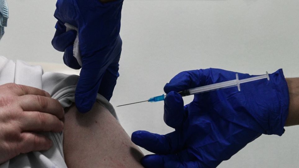 Μανιτάκης: Συνταγματική η υποχρεωτικότητα του εμβολιασμού - Νόμιμες οι κυρώσεις στους αρνητές