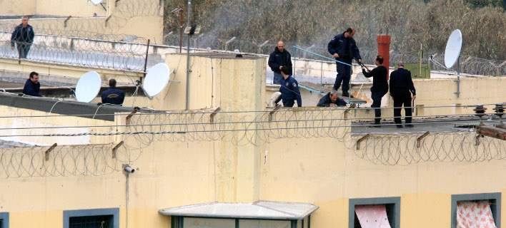 ΕΛΛΑΔΑ: Κρατούμενος με μαχαίρι ακινητοποίησε αρχιφύλακα