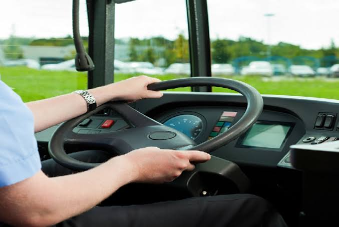 Το έλα να δεις σε σχολικά λεωφορεία – Μαθητές τα κάνουν Γης Μαδιάμ και τους ψάχνουν